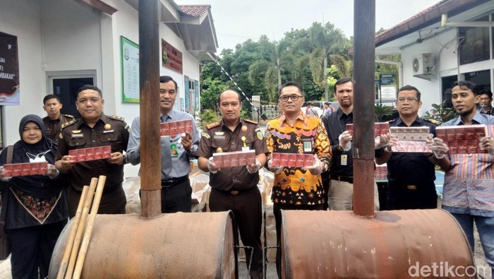 Pemusnahan rokok ilegal di Kejari Asahan.