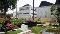 Anies meresmikan Taman Makam Tokoh Bangsa, Kamis, (13/10). Taman makam ini berlokasi di dalam TPU Karet Bivak, Tanah Abang, Jakarta Pusat, dan turut dilengkapi ruang galeri berisikan sejarah 15 tokoh bangsa. Ari Saputra/detikcom