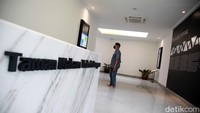 Taman ini juga dilengkapi ruang galeri berisikan sejarah 15 tokoh bangsa.