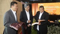 Usai acara, Direktur Kepatuhan PT Bank BTPN Syariah Tbk Arief Ismail berbincang dengan Komisaris Ongki Wanadjati Dana dan Dewan Pengawas Syariah (DPS) Ikhwan Abidin usai Rapat Umum Pemegang Saham Luar Biasa (RUPSLB) yang digelar di Jakarta, Kamis (13/10).
