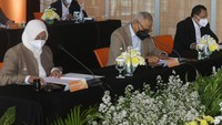 Pada acara tersebut turut hadir Komisaris Dewie Pelitawati, Komisaris Utama Kemal Aziz Stamboel dan Dewan pengawas Syariah, Ikhwan Abidin di Jakarta.