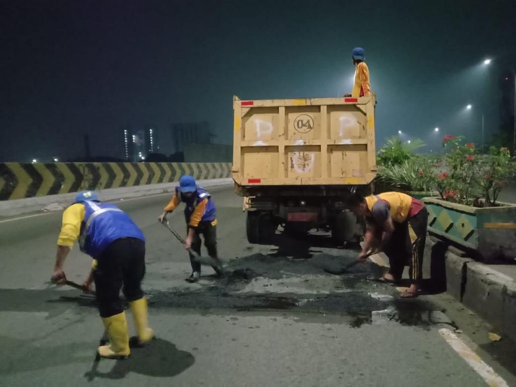 Perbaikan kerusakan jalan berupa lubang di Flyover Ciputat, Tangsel. (Sumber: Walkot Tangsel Benyamin Davnie)