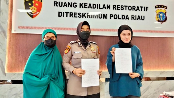 Riri (paling kanan) saat mencabut laporan dari Polda Riau. (Foto: Istimewa)