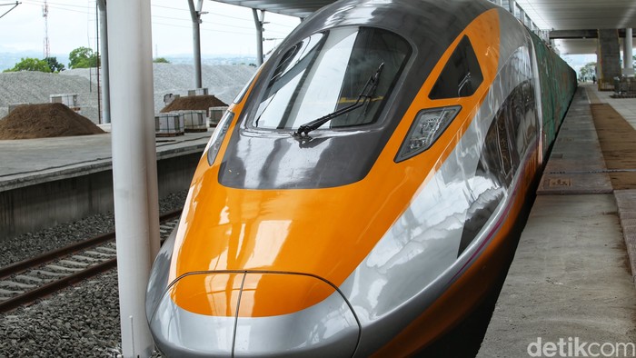 Penampakan Kereta Cepat Jakarta-Bandung untuk pertama kalinya diperlihatkan untuk umum. Penasaran?
