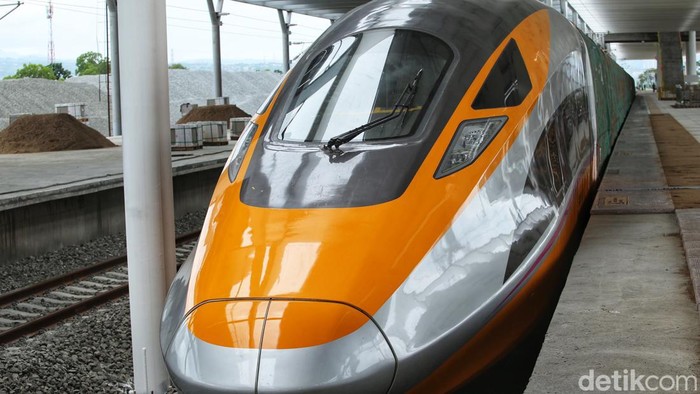 Perdana! Ini Tampang Kereta Cepat Jakarta-Bandung Penampakan Kereta Cepat Jakarta-Bandung untuk pertama kalinya diperlihatkan untuk umum. Penasaran?