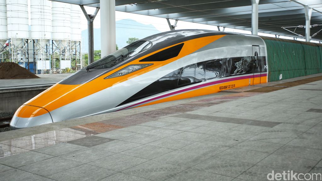 Penampakan Kereta Cepat Jakarta-Bandung untuk pertama kalinya diperlihatkan untuk umum. Penasaran?