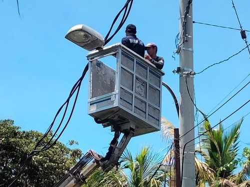 Petugas dari Dinas Perhubungan Kabupaten Karangasem saat melakukan perbaikan LPJU