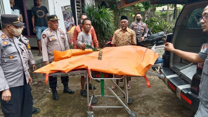 Petugas mengevakuasi jenazah korban dibawa ke RSUD Dr Moewardi Solo untuk diautopsi, Kamis (13/10/2022).