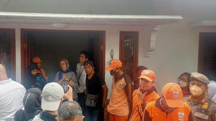 Petugas mengosongkan perabotan dari rumah Wanda Hamidah di Menteng, Jakpus.