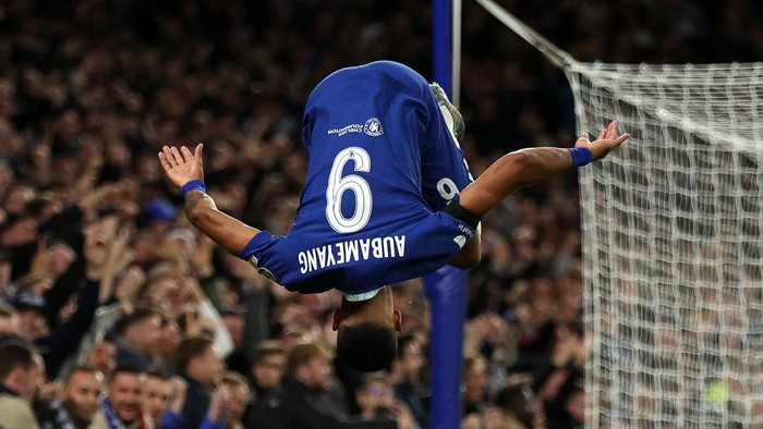 LONDON, ENGLAND - OCTOBER 01: Pierre-Emerick Aubameyang of Chelsea scores their teams first goal during the Premier League match between Crystal Palace and Chelsea FC at Selhurst Park on October 01, 2022 in London, England. (Photo by Harriet Lander/Getty Images)