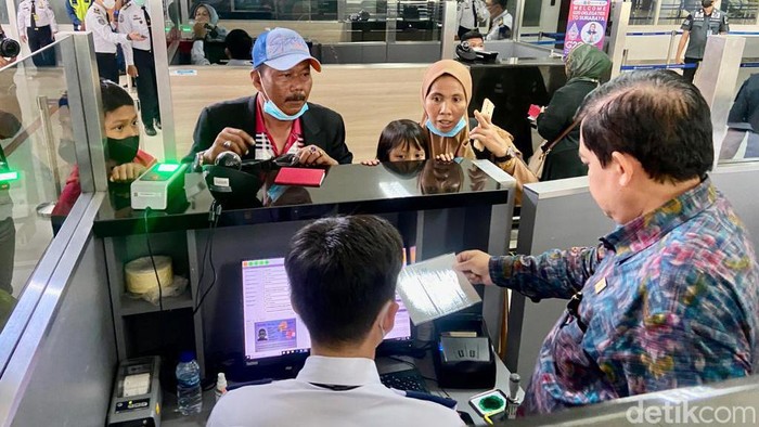 Plt Dirjen Imigrasi Widodo Ekatjahjana sidak di Bandara Juanda
