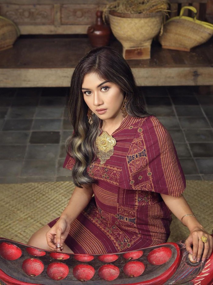 Potret Anggun Erina Gudono dalam Balutan Kain Tradisional