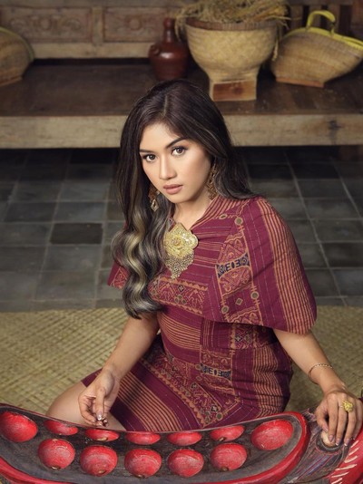 Potret Anggun Erina Gudono dalam Balutan Kain Tradisional Potret Anggun Erina Gudono dalam Balutan Kain Tradisional