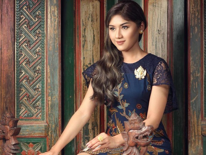 Potret Anggun Erina Gudono dalam Balutan Kain Tradisional
