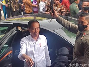 Kunjungi Pasar Kosambi Bandung, Jokowi Beri Bantuan ke Pedagang