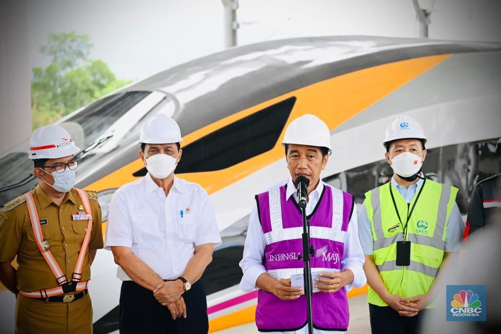Presiden Joko Widodo (Jokowi) meninjau progres perkembangan pembangunan Kereta Api Cepat Jakarta-Bandung (KCJB) di Stasiun Tegal Luar, Kabupaten Bandung, Jawa Barat, Kamis (13/10/2022).