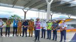 Potret Jokowi di Samping Kereta Cepat Jakarta Bandung