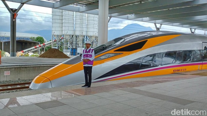 Presiden Joko Widodo meninjau pembangunan kereta cepat di Tegalluar, Kabupaten Bandung, Kamis (13/10/2022)