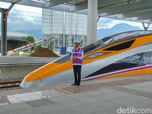 Potret Jokowi di Samping Kereta Cepat Jakarta Bandung