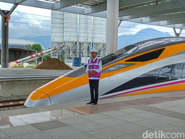 Potret Jokowi di Samping Kereta Cepat Jakarta Bandung