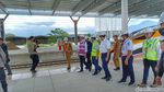 Potret Jokowi di Samping Kereta Cepat Jakarta Bandung
