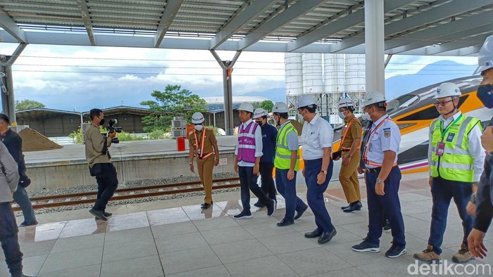 Presiden Joko Widodo meninjau pembangunan kereta cepat di Tegalluar, Kabupaten Bandung, Kamis (13/10/2022)