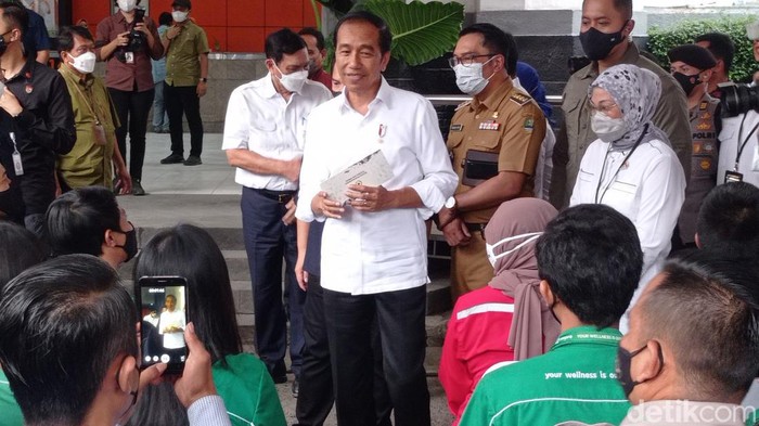 Presiden Joko Widodo saat membagikan bantuan di Kantor Pos Bandung