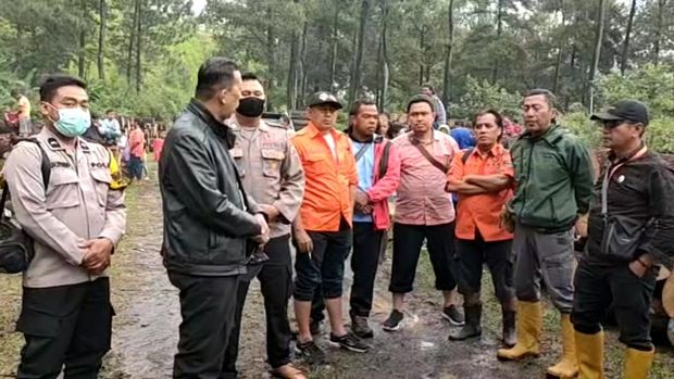 Pria nangkring berhari-hari di pohon pinus Moga Pemalang, Kamis (13/10/2022).