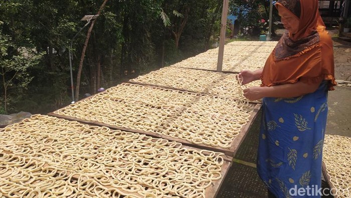 Produksi slondok di Desa Kenalan, Kecamatan Borobudur, Magelang, Kamis (13/10/2022).