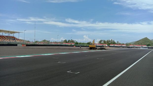 Proses pelebaran run off di Sirkuit Mandalika, Kamis (13/10/2022).