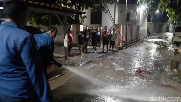 Proses pembersihan banjir di Kelurahan Mangkang Wetan, Semarang, Kamis (13/10/2022) pukul 19.30 WIB