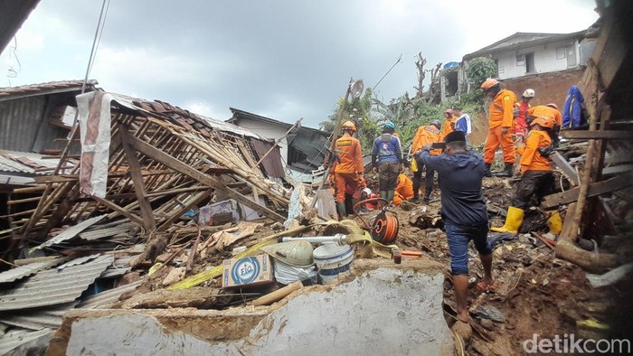 Proses pencarian korban tertimbun longsor di Gang Barjo Bogor