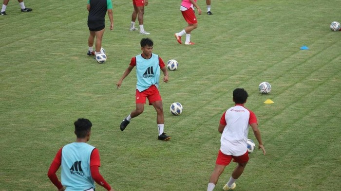 Pemain PSM Makassar Ricky Pratama latihan di Stadion Kalegowa