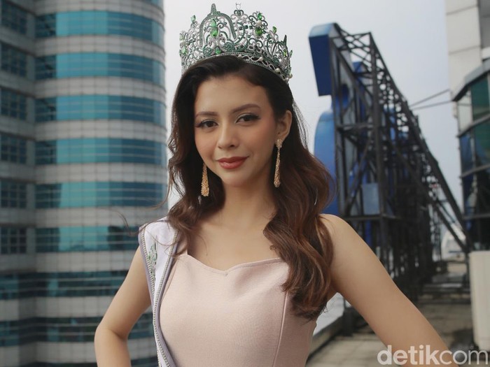 Puteri Indonesia Lingkungan 2022, Cindy May Mc Guire, melakukan wawancara di Gedung Trans TV, Jakarta Selatan, Kamis (13/10/2022).