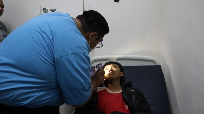 raffi Atha Dziaulhamdi (14), korban Tragedi Kanjuruhan yang matanya memerah mendapat penanganan