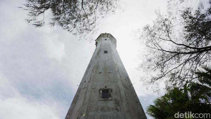 Sebuah Mercusuar berdiri tegak di Pulau Selaru, Kabupaten Kepulauan Tanimbar, Maluku. Rambu Suar ini dijaga oleh warga desa Eliasa bernama Eli Amarduan. Ia menjaga secara sukarela rambu suar ini sudah 26 tahun.