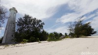 Mercusuar ini jaraknya cukup jauh dari pemukiman warga, yaitu sekitar 2 kilometer.