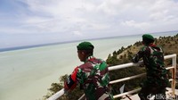 Dua anggota TNI tampak melakukan pemantauan dari atas Mercusuar.