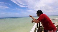 Dari atas menara pemandangan laut lepas yang indah bisa dinikmati dengan leluasa.
