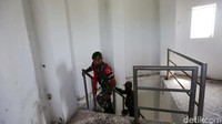 Orang anggota TNI naik ke menara Mercusuar.