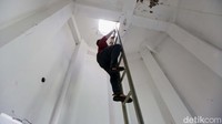 Untuk menuju menara, pengunjung harus naik lewat tangga.