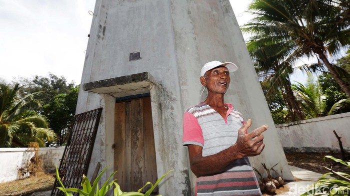 Sebuah Mercusuar berdiri tegak di Pulau Selaru, Kabupaten Kepulauan Tanimbar, Maluku. Rambu Suar ini dijaga oleh warga desa Eliasa bernama Eli Amarduan. Ia menjaga secara sukarela rambu suar ini sudah 26 tahun.