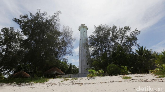 Rambu Suar Desa Elyasa Ikon Tapal Batas RI-Australia Sebuah Mercusuar berdiri tegak di Pulau Selaru, Kabupaten Kepulauan Tanimbar, Maluku. Rambu Suar ini dijaga oleh warga desa Eliasa bernama Eli Amarduan. Ia menjaga secara sukarela rambu suar ini sudah 26 tahun.