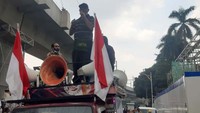 Perwakilan demonstran berorasi.