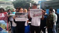 Mereka juga terlihat membawa berbagai poster.