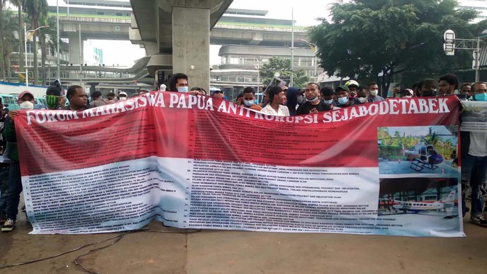 Ratusan mahasiswa asal Papua berdemo di kantor Kejagung RI. Mereka mendesak pengusutan dugaan korupsi pesawat dan helikopter di Kabupaten Mimika, Papua.