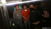 Potret Rizky Billar dibawa kembali ke lantai dua. Posisi jumpa pers sebelumnya berada di lantai bawah. Foto: Noel/detikhot