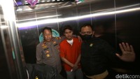 Mulai tadi malam, Rizky Billar bakal ditahan selama 20 hari sesuai dalam aturan KUHP. Penyidik pun, lanjut Kombes E Zulpan, punya kewenangan tersendiri. (Foto: Palevi S/detikFoto)