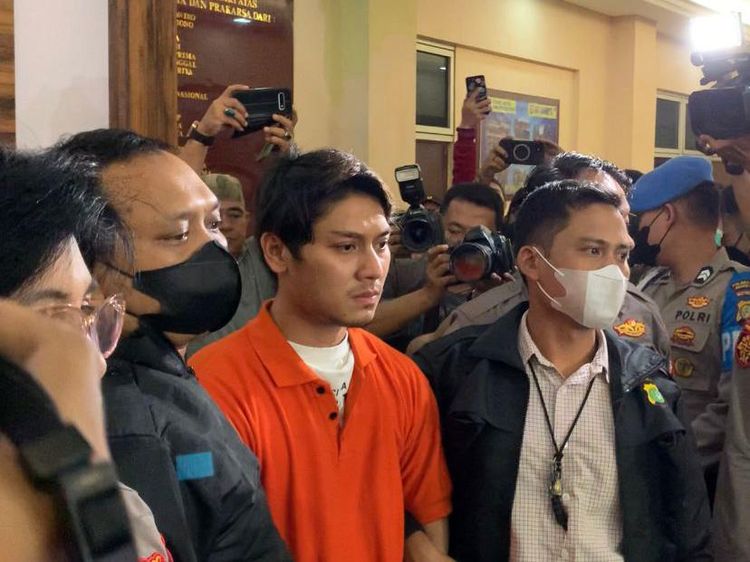 Potret Rizky Billar Berbaju Oranye