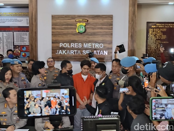 Rizky Billar ditahan usai ditetapkan sebagai tersangka kasus KDRT terhadap istrinya, Lesti Kejora. Polisi menampilkan Rizky Billar ke publik. (Wildan Noviansah/detikcom)